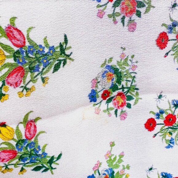 Vgt GUCCI Flora !00% Silk Scarf  34"x34"  White Green Red Floral Logo Print (45 - Picture 6 of 10